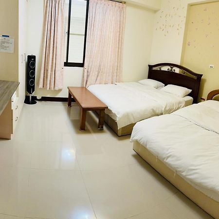 花園夜市易民宿 Tainan Extérieur photo