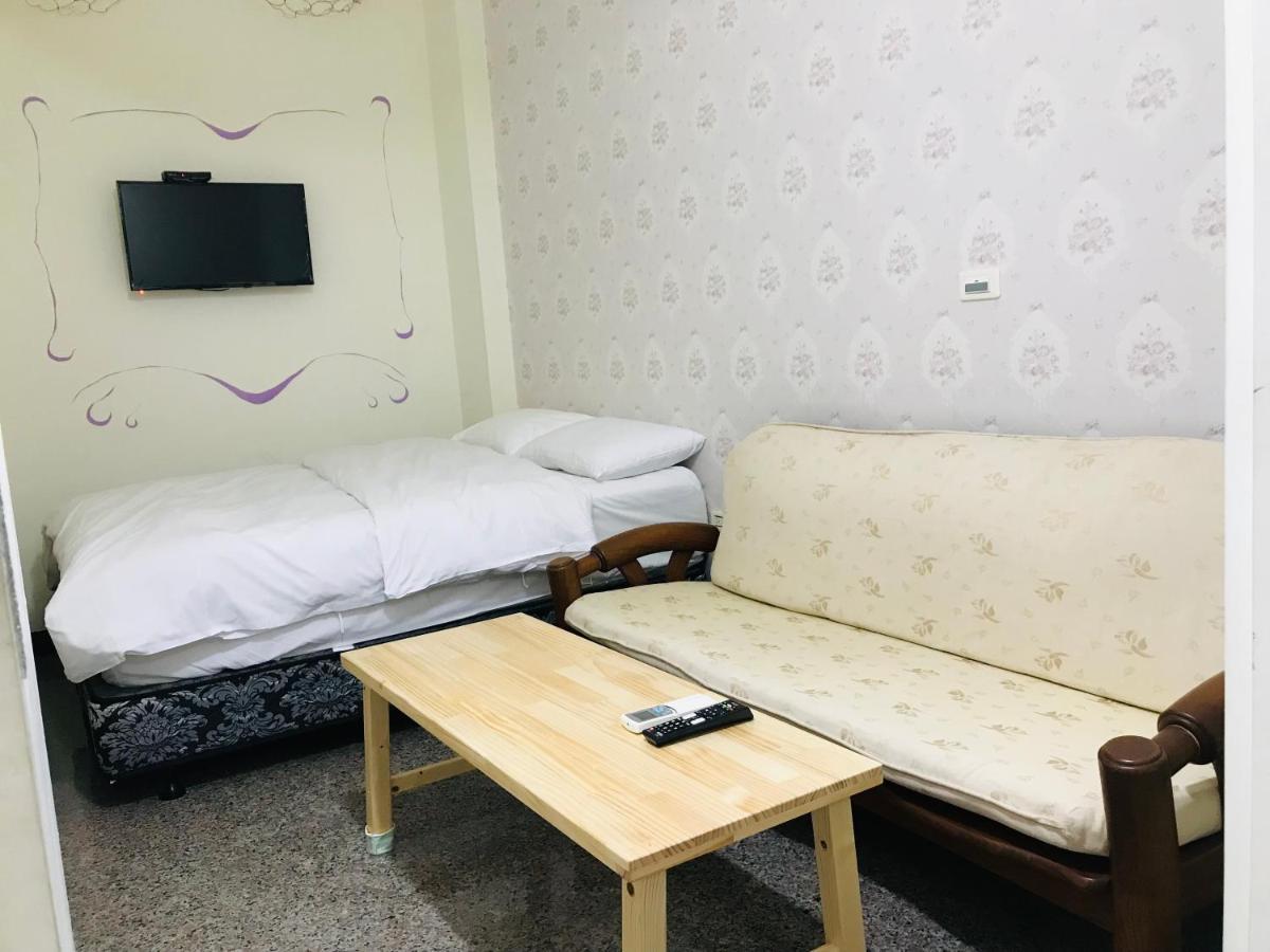 花園夜市易民宿 Tainan Extérieur photo