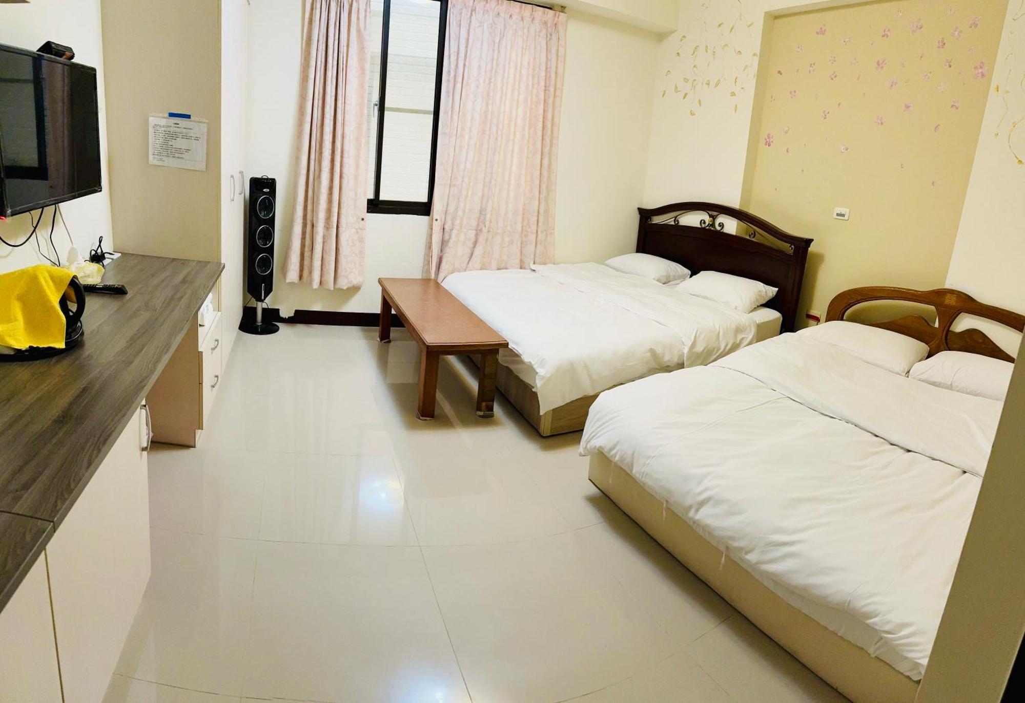 花園夜市易民宿 Tainan Extérieur photo