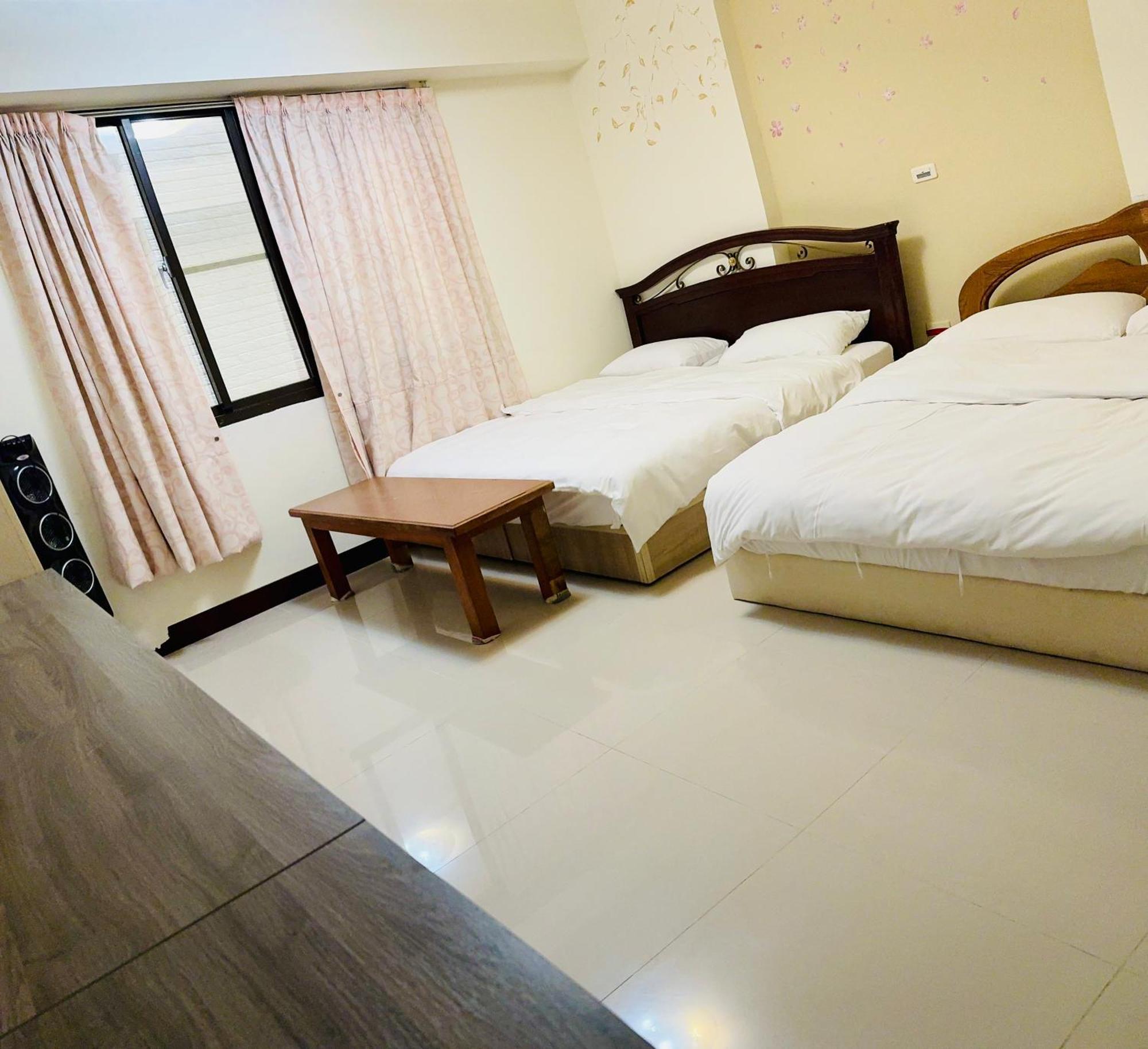 花園夜市易民宿 Tainan Extérieur photo